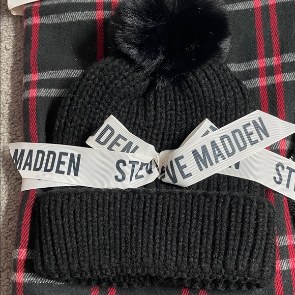 Steve Madden Black and Red Checkered Scarf with Beanie NWT - Picture 2 of 6